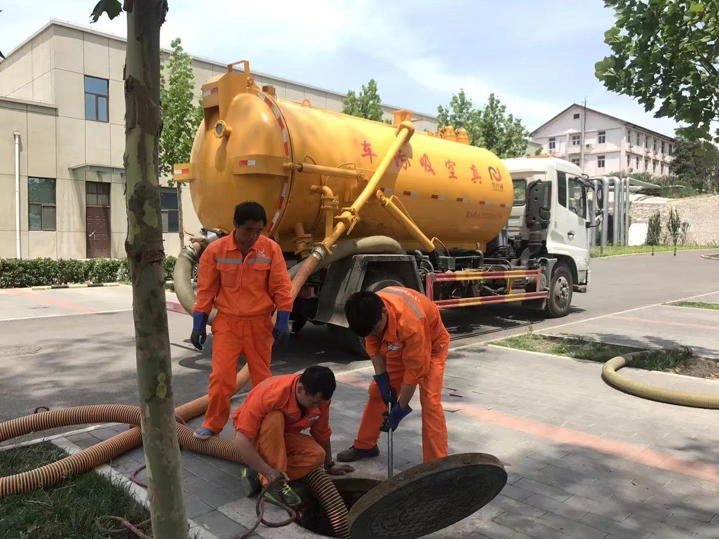 化德管道疏通车停在窨井附近