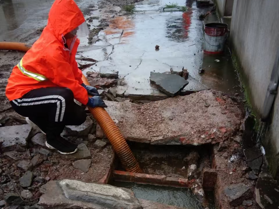 化德专业清理污水池 炜誉市政以规范流程守护城市 “肠道”