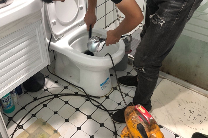 化德马桶堵塞自己疏通还是找师傅?专业上门服务让你省时更省心